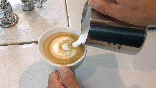 Latte art tutorial: come disegnare Leaf e Tulip
